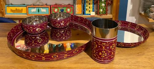Lot de vaisselles indiennes peintes par des artistes ruraux